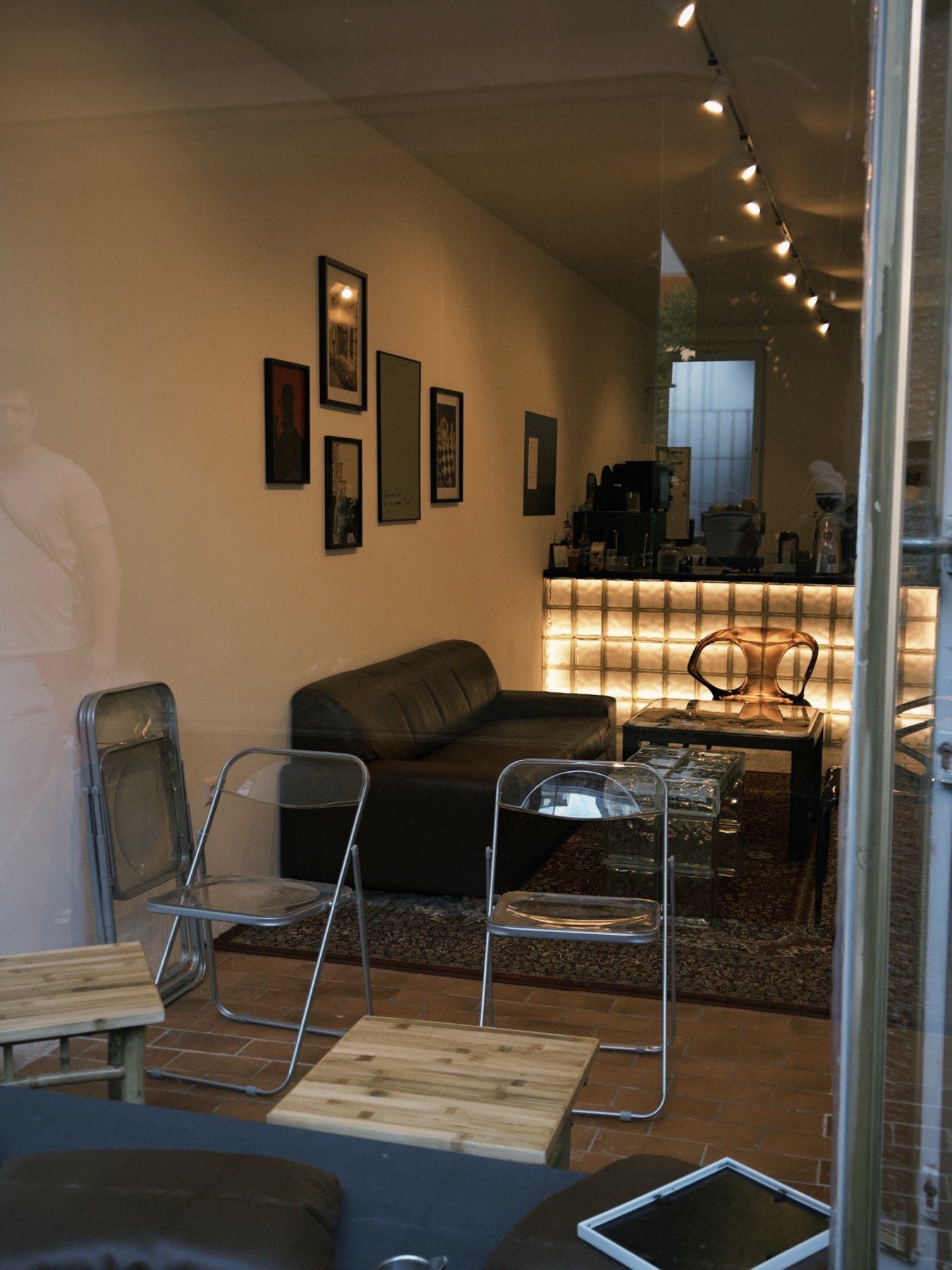 Blick in die warm beleuchtete brüh Kaffeebar in Minden durch das Schaufenster